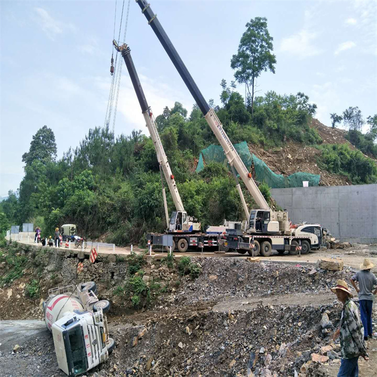 曾都汽车掉沟里叫吊车救援要多少钱